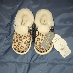 Wonder Nation Baby Girls Moc Toe Faux Fur Moc Toe Booties, Size 5